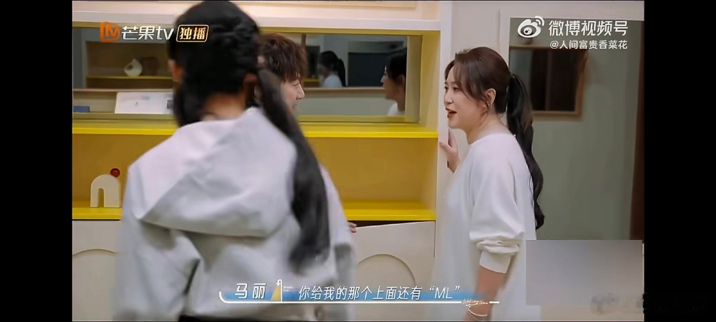 何炅送给马丽的拖鞋现在还在穿马丽还在穿向往的生活里的拖鞋一双居家拖鞋承载的不只是