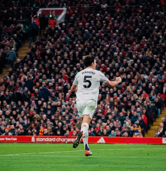 【卓越的队长】邮报马奎尔在联赛杯决赛替补出场，随后与新队长布鲁诺费尔南德斯一起举