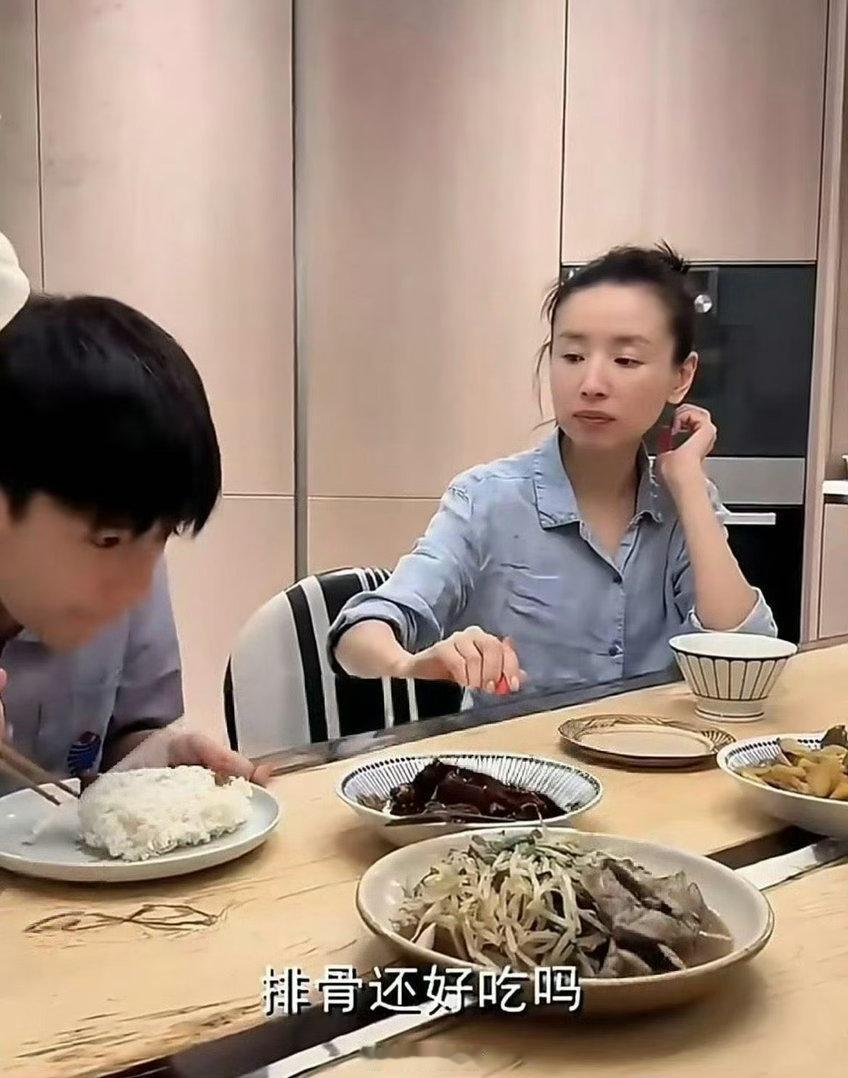 董洁家的桌子，真的是个谜！中间竟然有条缝 