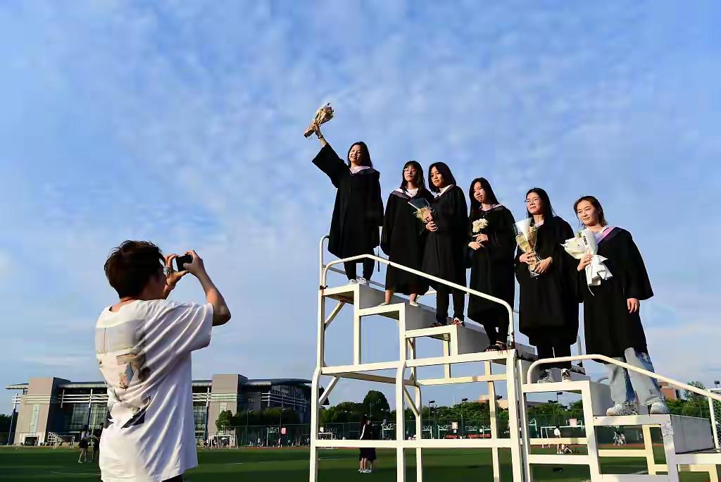 今天早上遇到一个儿子初中同学的奶奶，说起他的孙子不禁唏嘘不已。
这个小孩在小学初