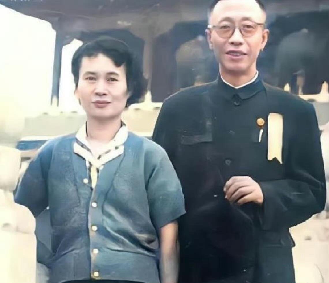 1964年，当伟人听到溥仪月工资只有180元时，直言：薪水太少，人家是皇帝嘛。没