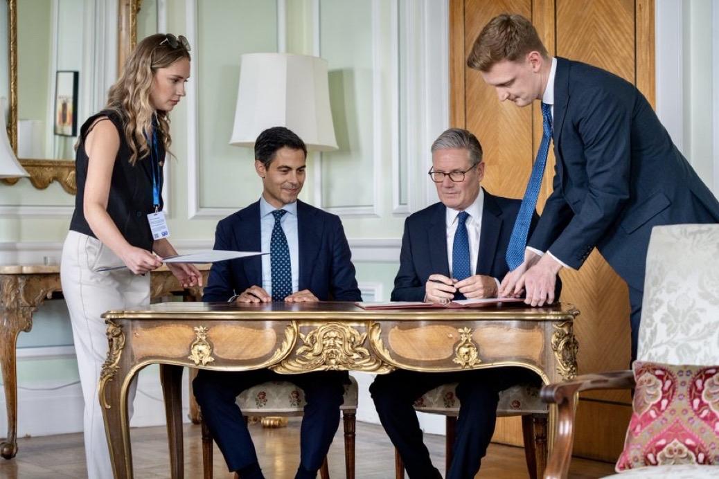 英国与荷兰两国首相在安卡拉签署了两国之间一项新的海事伙伴关系协议，价值近30亿欧