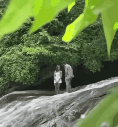 在大自然里，动物之间的求爱是非常危险的，常常伴随着生命危险。

希望这位男士是有