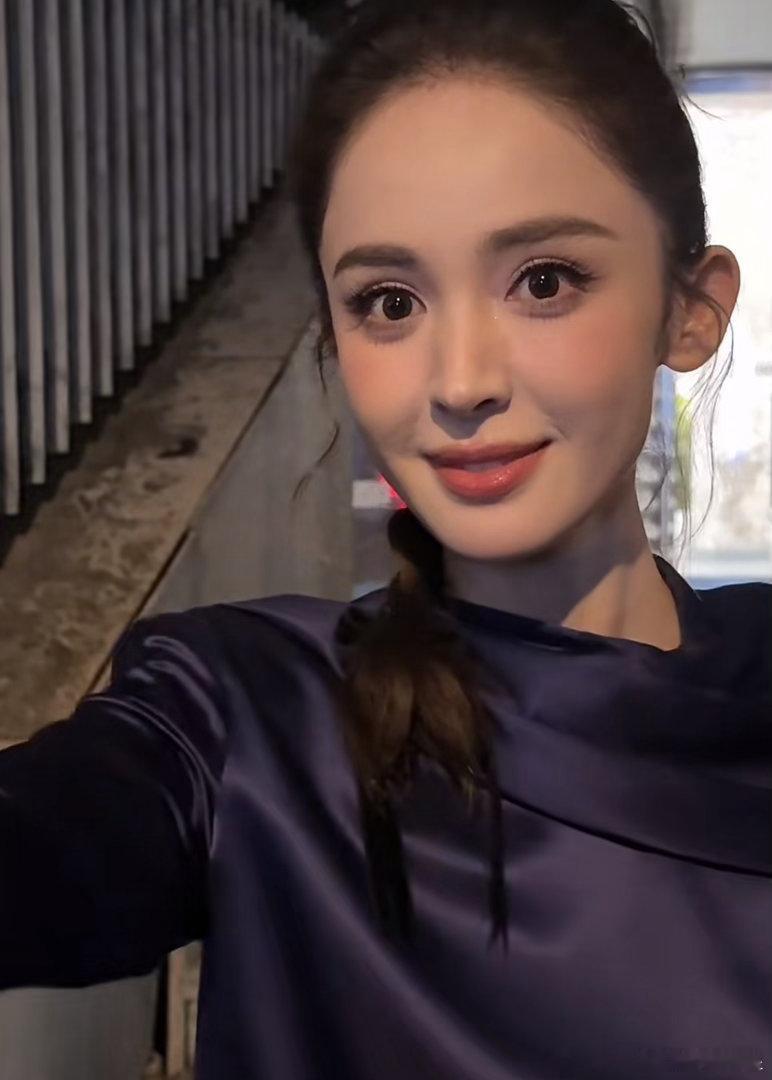 娜扎和我十指相扣着说生日快乐娜扎和我十指相扣着说生日快乐！娜扎和我十指相扣说生日