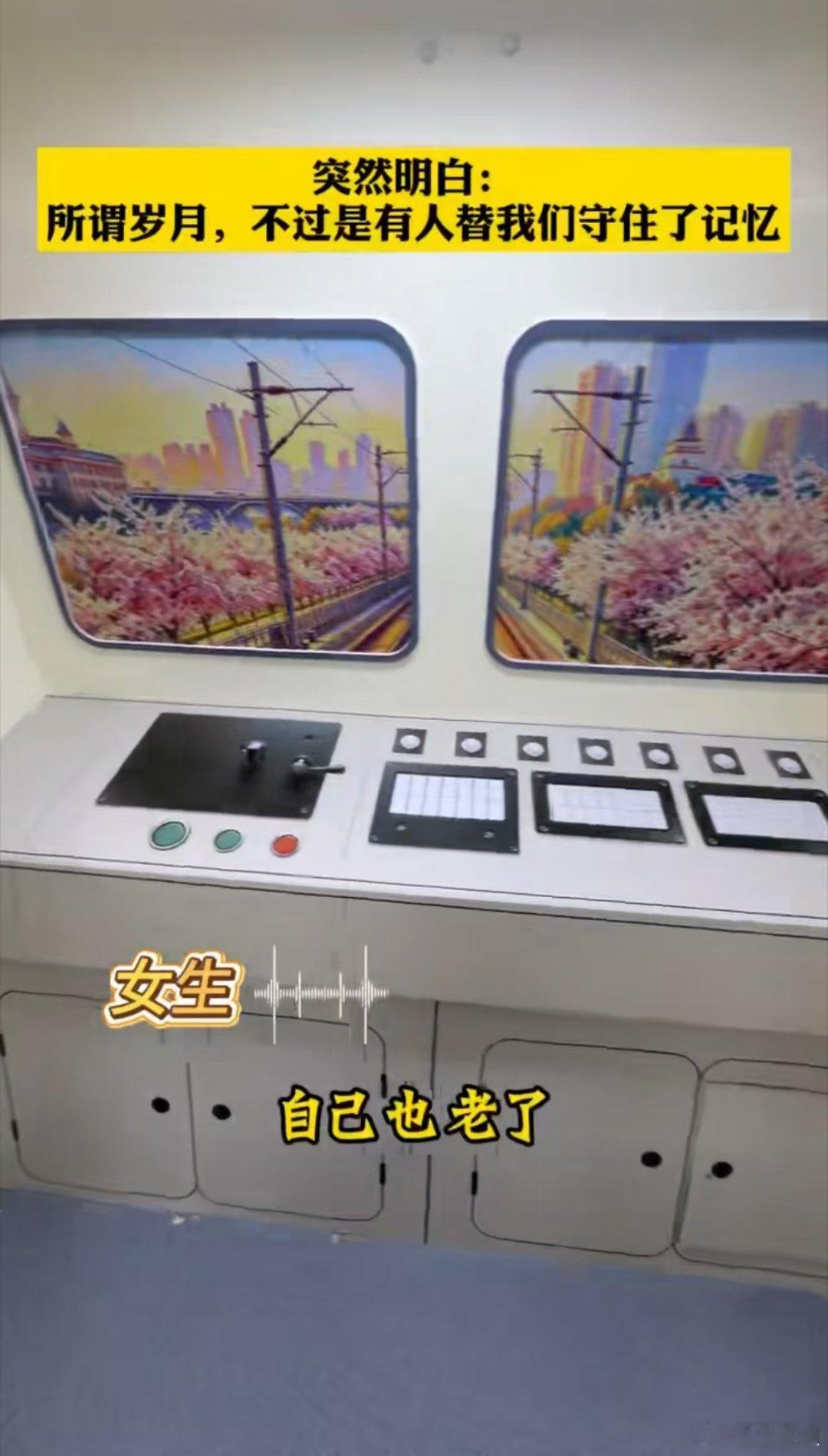 网友打卡偶遇老人致信武汉汉口站暖心一幕被网友拍下，老人提笔寄信，把对武汉的热爱写