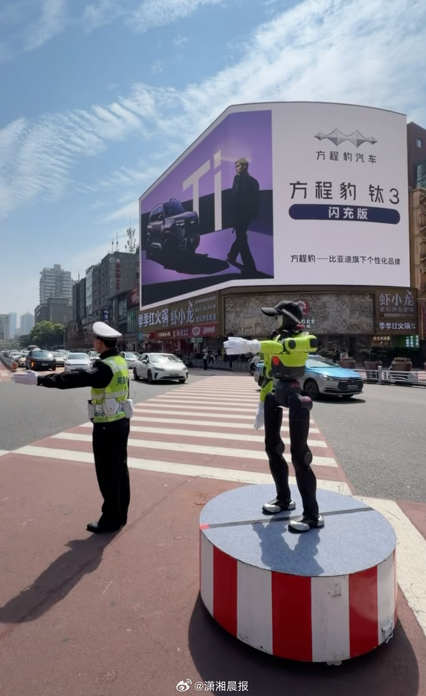 【#有人骑车不戴头盔被机器人拦住了#，#长沙交警两位赛博机器人同事上岗#，市民直