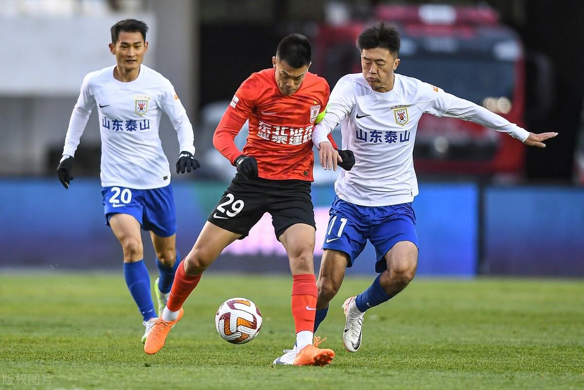 中超-克雷桑破门莫伊塞斯传射 张力染红 山东客场3-0擒10人长春
山东泰山主场