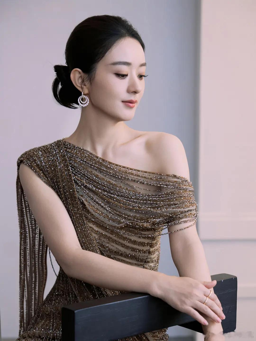 赵丽颖美丽超精致的五官和完美头骨好绝！圆圆的脑袋  亮亮的眼睛好美😍 ​​​