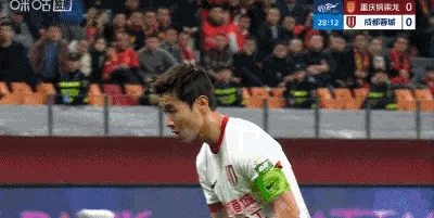 川渝德比氛围拉满！重庆铜梁龙主场亮出巨型龙形TIFO，“山城龙吟起，吾辈志在天”