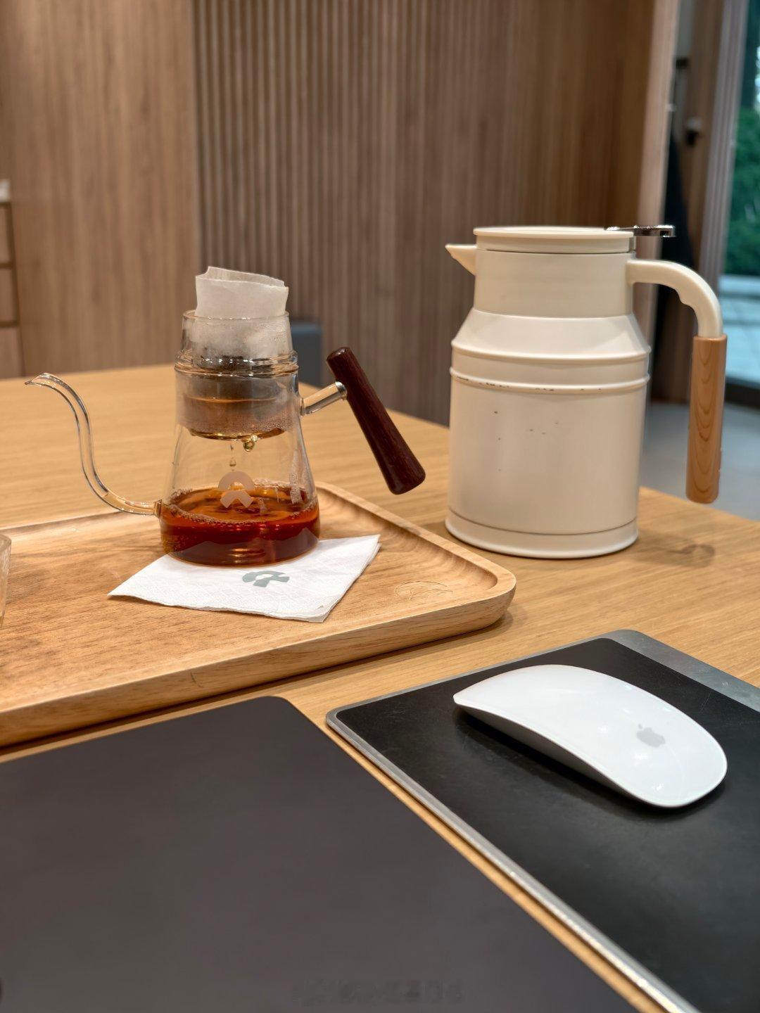 又来蹭办公桌了
