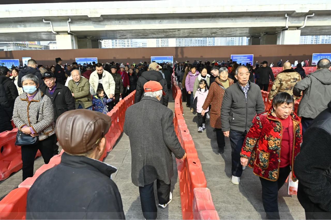 近日，重庆市郊铁路璧山至铜梁线(简称“璧铜线”)开启“欢乐体验周”免费试乘活动。