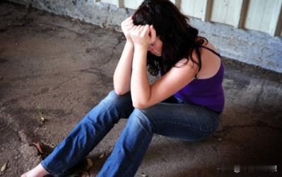 一名41岁印度女性，在路上被10名当地男子轮流侵犯，施暴过程里这群歹徒还恶意拍摄