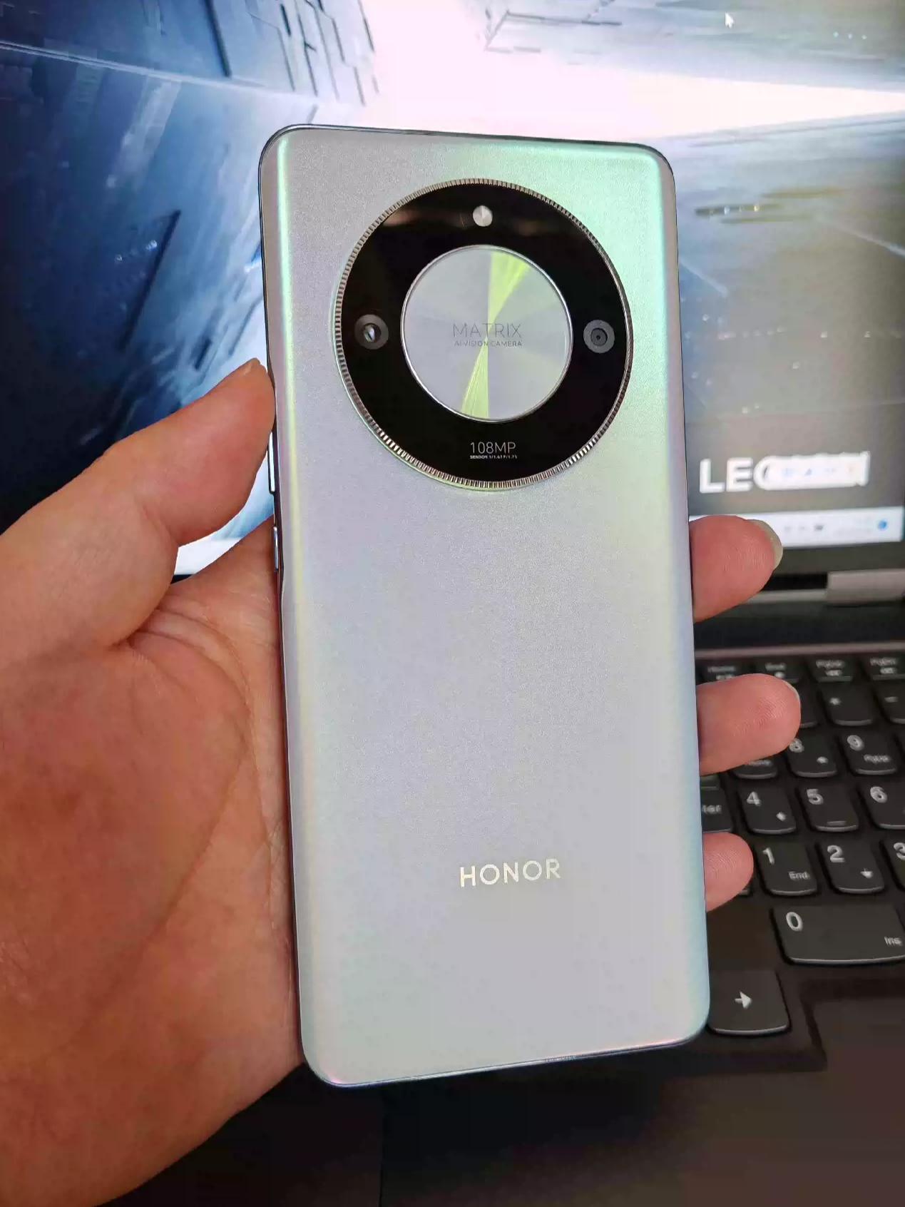 荣耀和华为相比，差哪了？

我觉得现在的荣耀表现很不错，国内市场份额前三，旗舰的