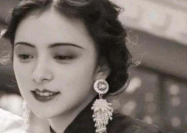 1974年，90岁的杨森迎娶了17岁的张灵凤。张灵凤哭着说：“你一生娶了12个老