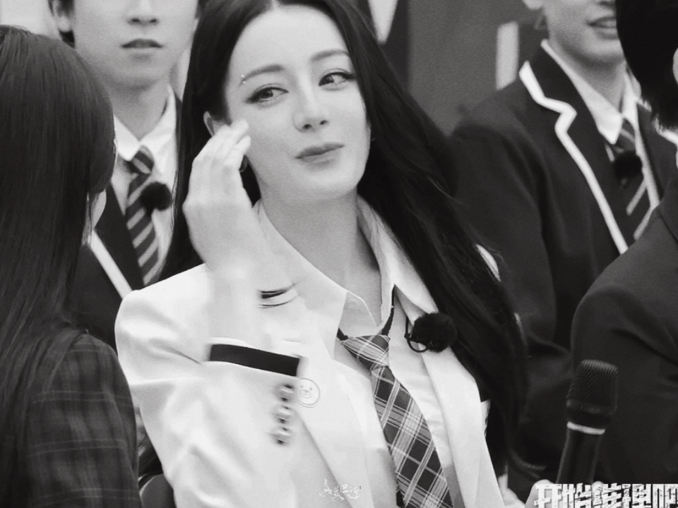 #迪丽热巴制服甩头发# 迪丽热巴开始推理吧最新预告 好像热巴cos汤姆猫的那个白