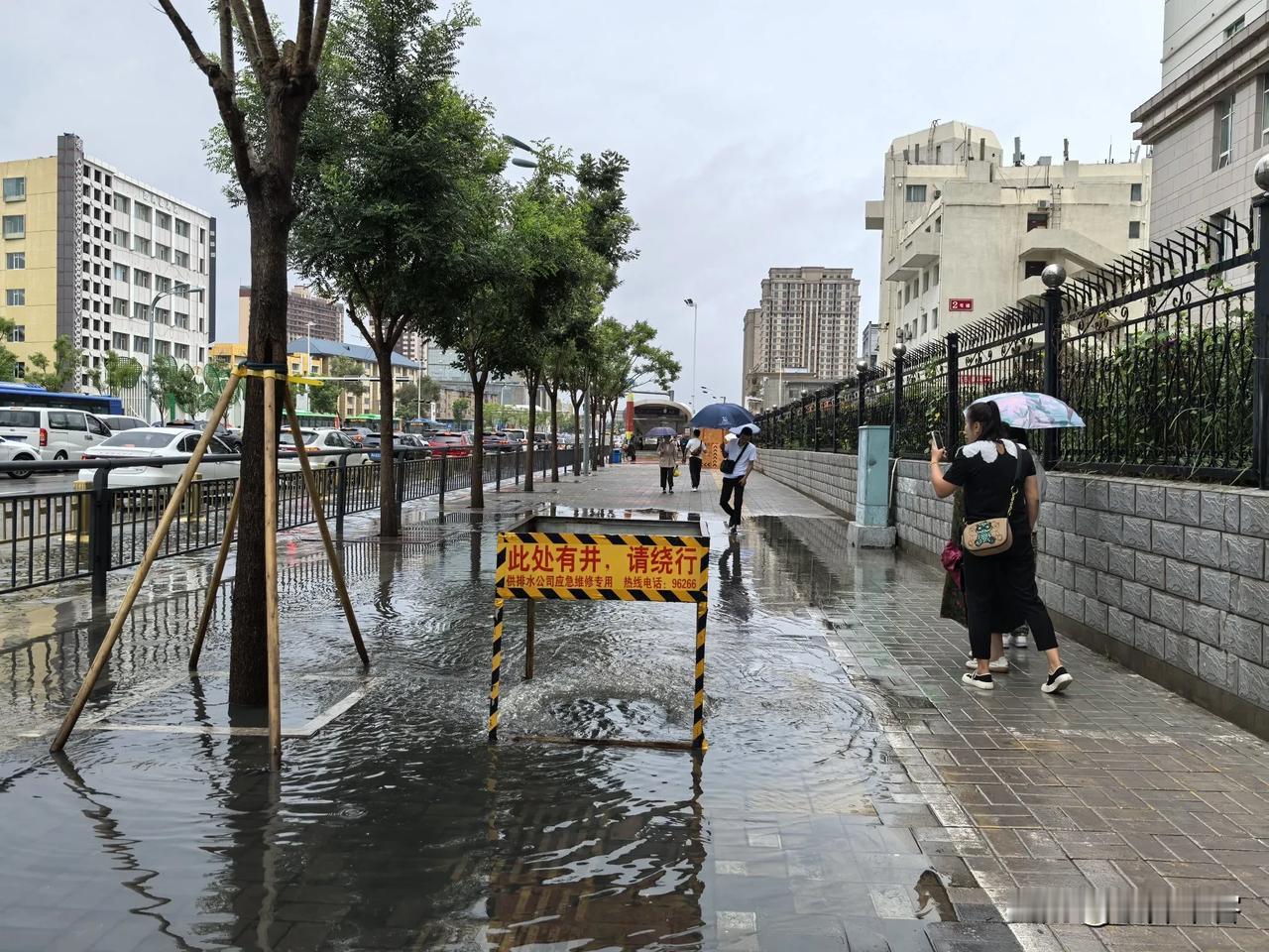 【呼和浩特】污水井一下雨就冒臭水的“病”真的很难治吗？无路可逃，只能趟水，恶心啊