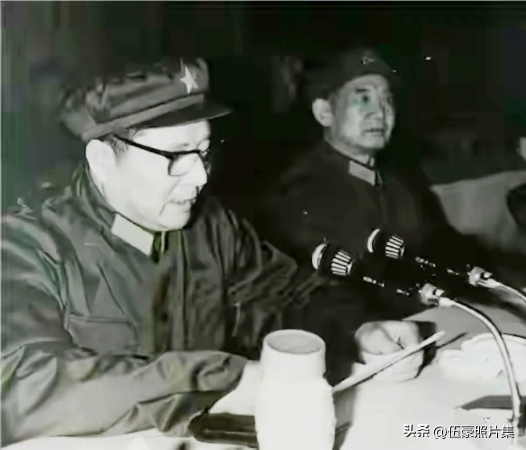 1983年11月，南京军区司令员向守志将军（左一）等在安徽省滁州预备役师成立大会