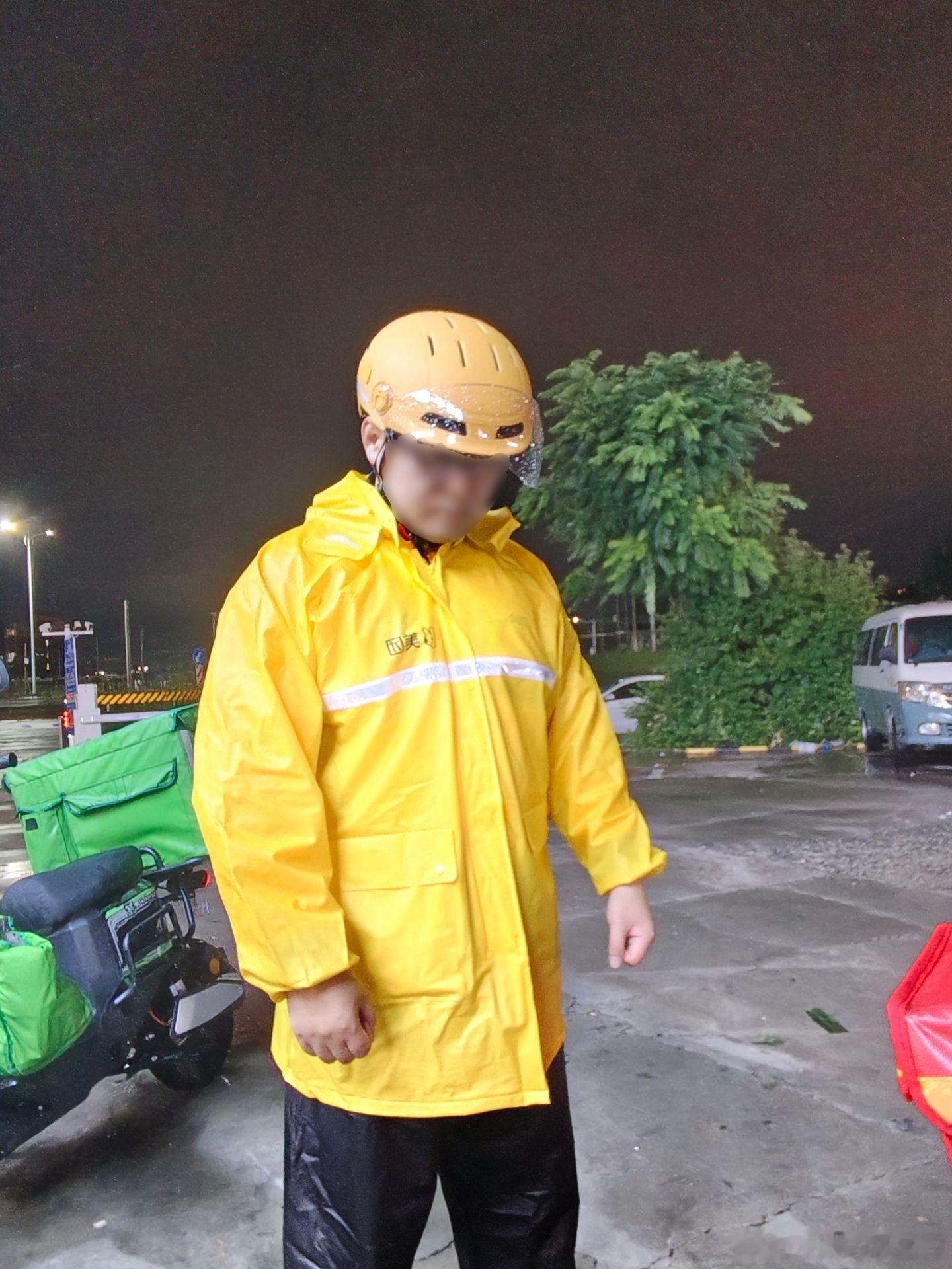 始终还是 MT 家的雨衣最具胶质感 