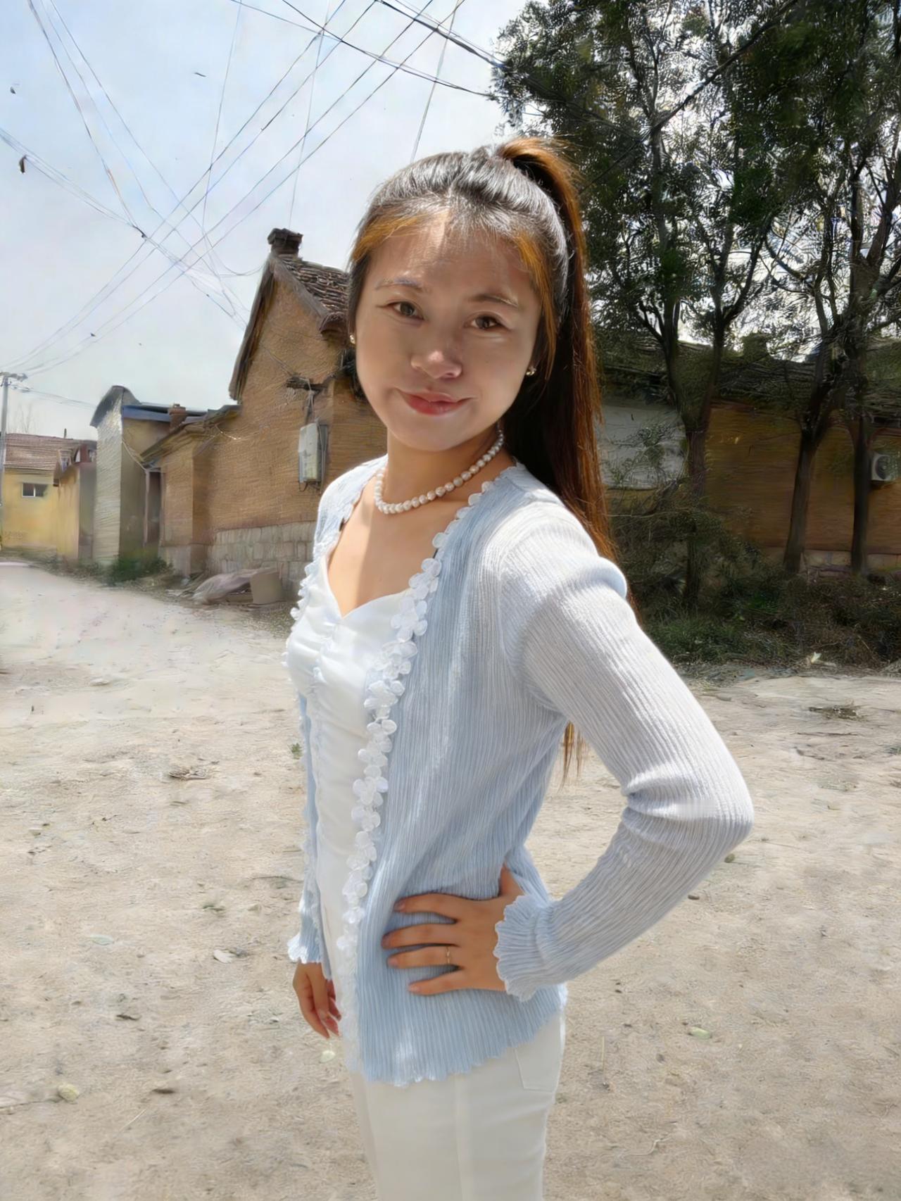 晴光铺远陌，村路少尘埃。
素服临风立，明珰照影来。
马尾摇春草，明眸映古槐。
相