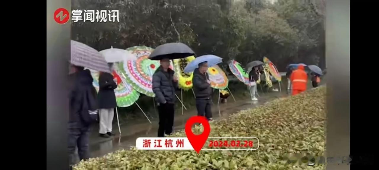 没有官方通知，没有组织号召，人们自发地排起了送别的长龙，冒雨送宗老一程。这样的场