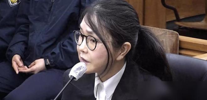 金建希这前后对比，入狱后往日精致的容颜也维持不了了，真是判若两人。

之前她当韩