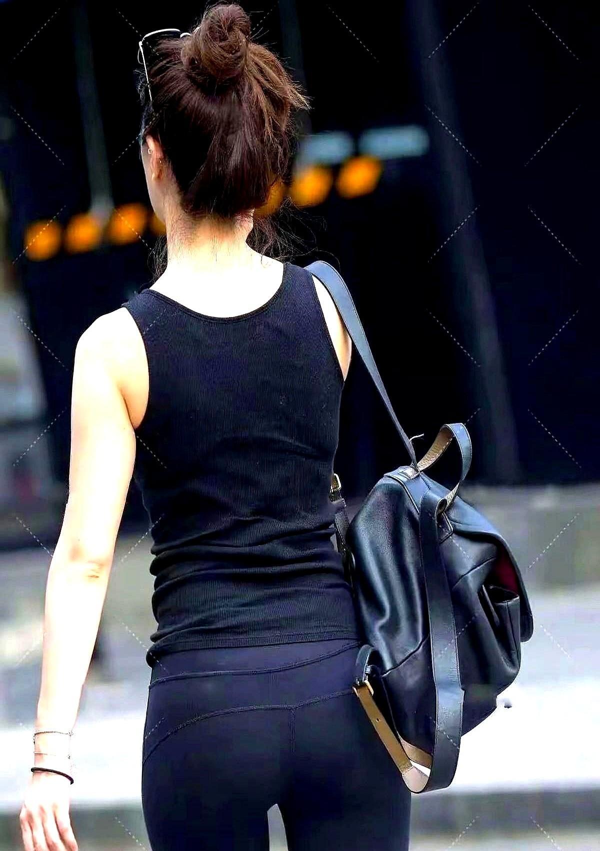 穿瑜伽裤爬山，胯磨出血，手机塞内衣——这不是时尚，是给山送学费。
山不讲面子，只