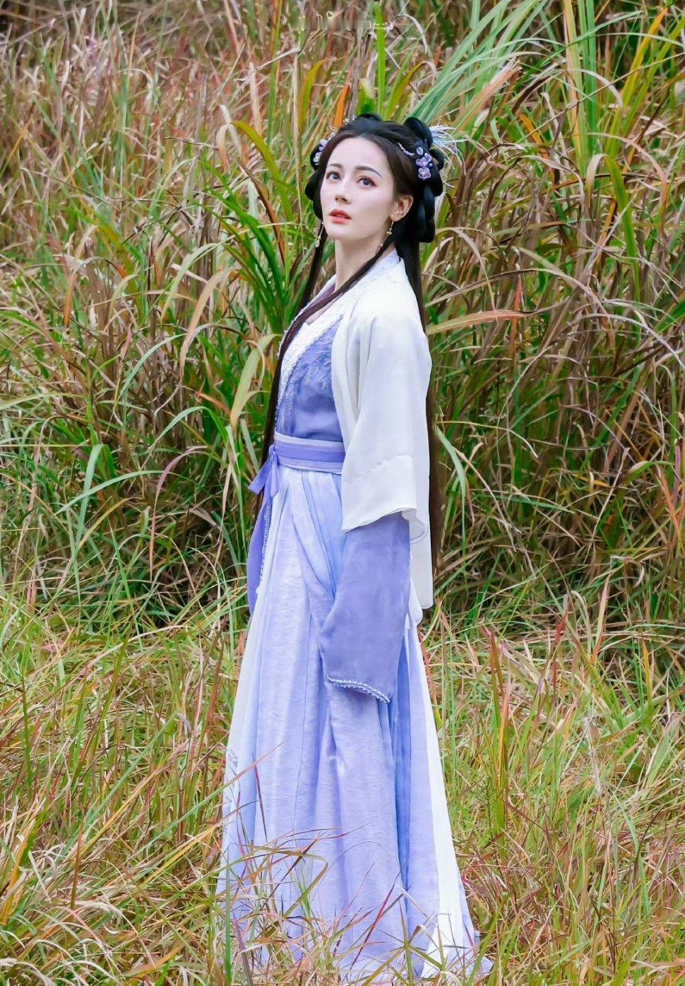 #迪丽热巴贺思慕舞剑路透#迪丽热巴最新路透，一身紫衣整个人仙气飘飘～舞剑又超飒的