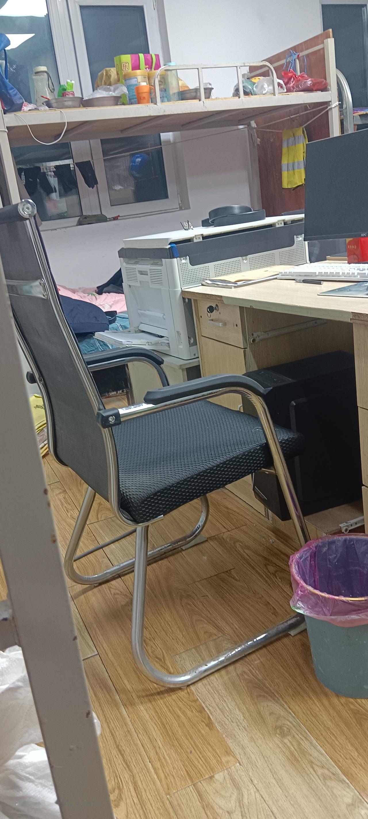 明天就要从打工的地方回家了！
今晚就收拾下东西。
照片是我打工的住处，与领导同室