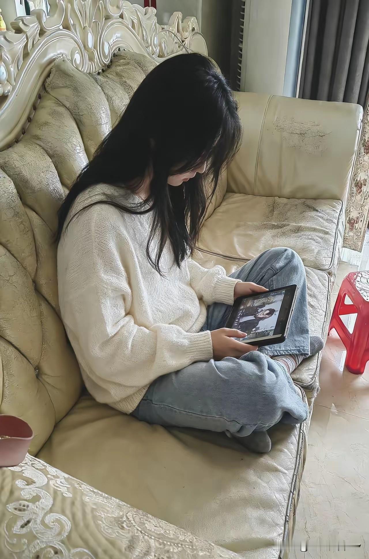 28岁的姑娘，正经本科毕业，本该是闯荡的年纪，却窝家里刷剧点外卖，还把“爸妈没本