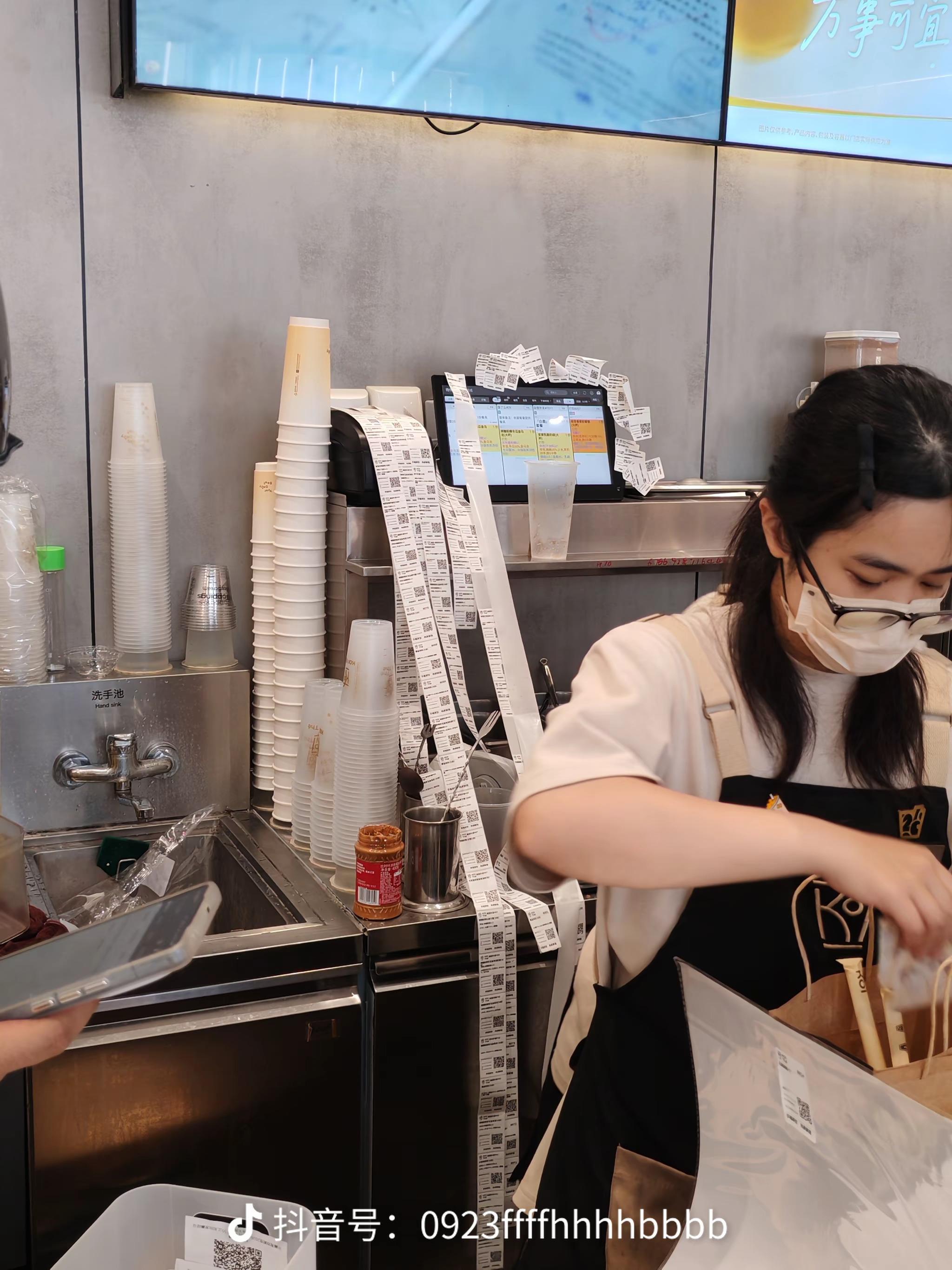 刷到了koi店员的绝望。白鹿官宣koi可宜全球品牌代言人白鹿 当日，线下店铺爆单