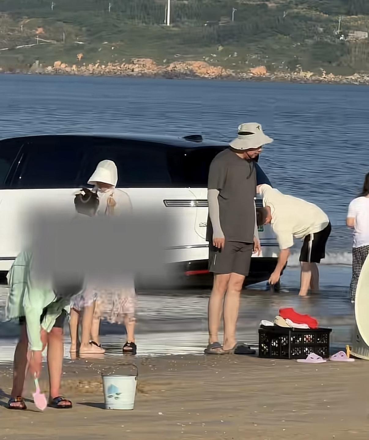 不亏是大哥，用海水洗车！
蒙古海军司令都不敢干的事，这位大哥敢。
海水里有大量的