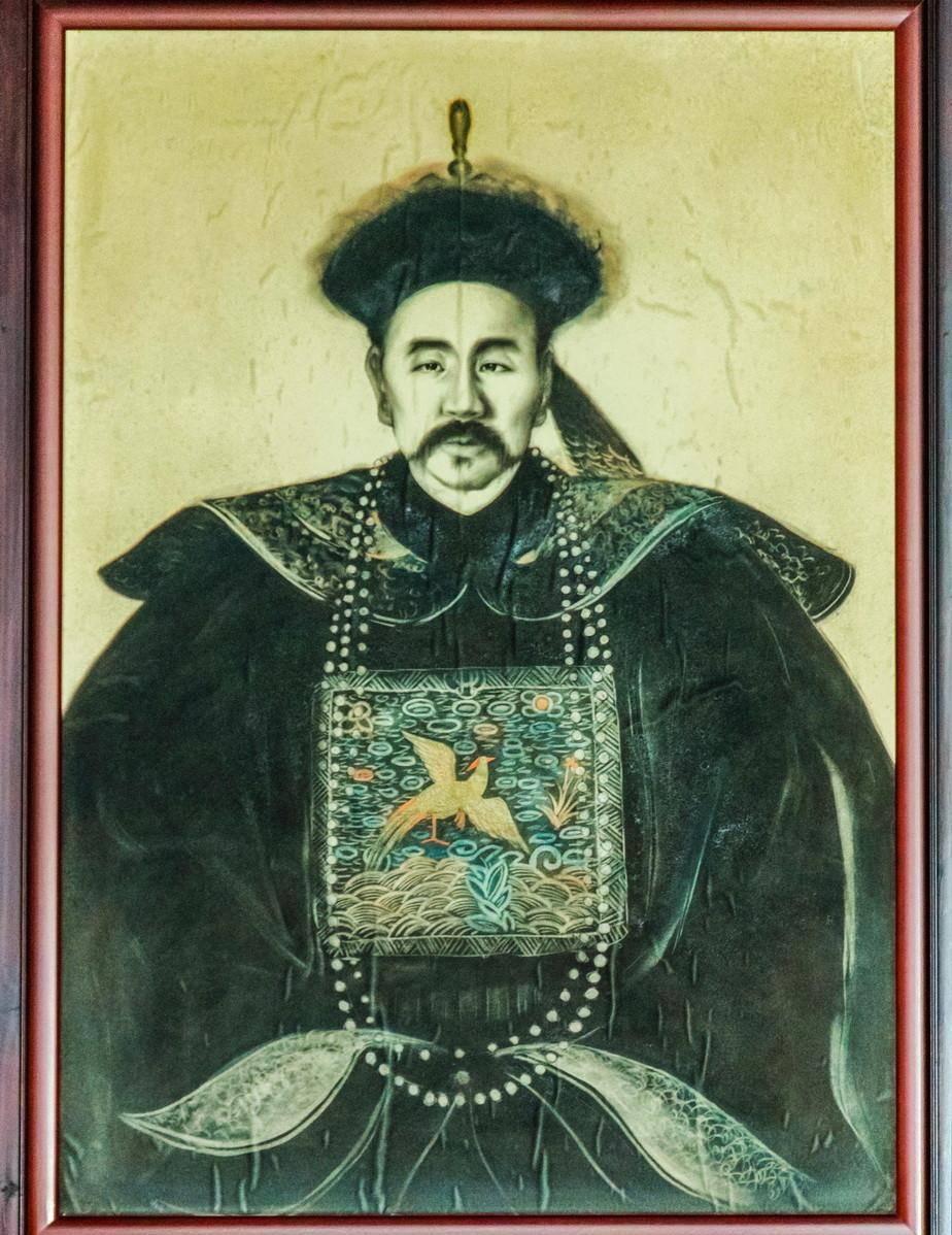 1859年，左宗棠到永州查案。晚上住客栈，得知永州总兵要强娶店主女儿，左宗棠打包