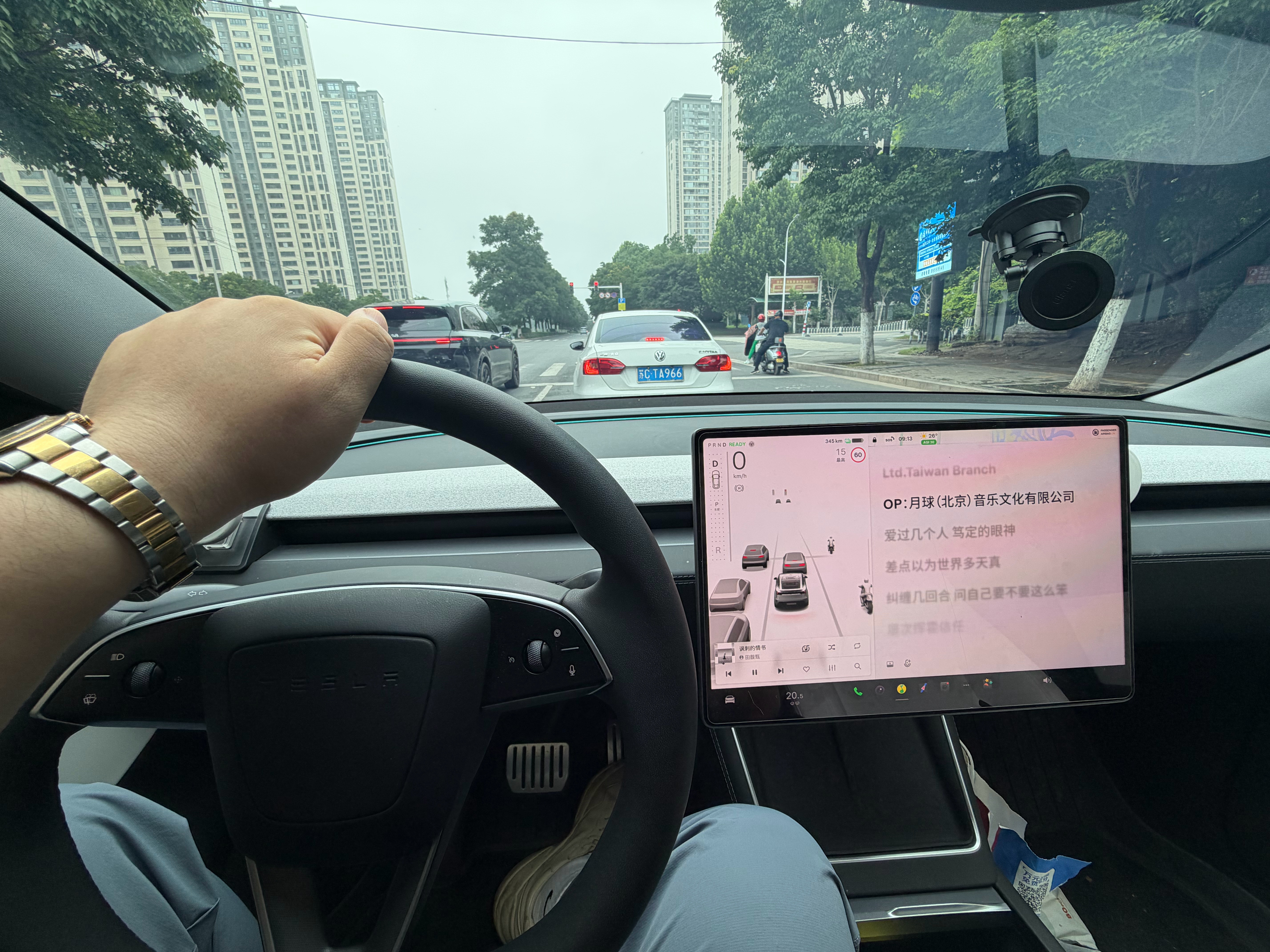 大早上8点多就起床，帮忙给家里亲戚孩子8800元弄个橙色的国行全新的iPhone