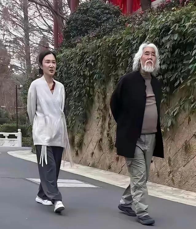 不管是什么人，只要两人生活时间长了，基本都非常相像。
现在看张导和妻子，也有很多
