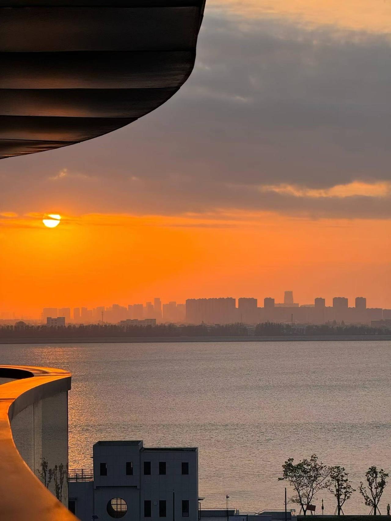 上联：冬去山明水秀，下联：请你来春归鸟语花香