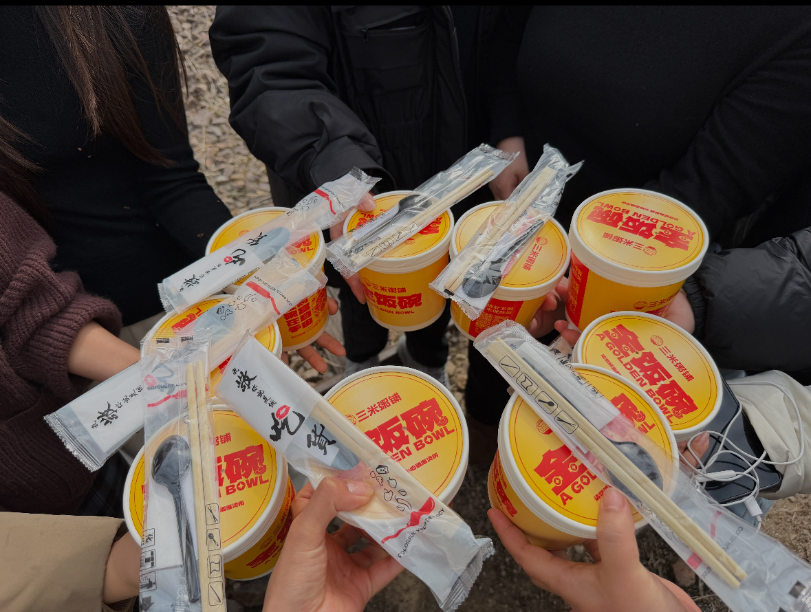 丞磊请粉丝们喝腊八粥丞磊片场请粉丝喝腊八粥 丞磊请粉丝们喝腊八粥 