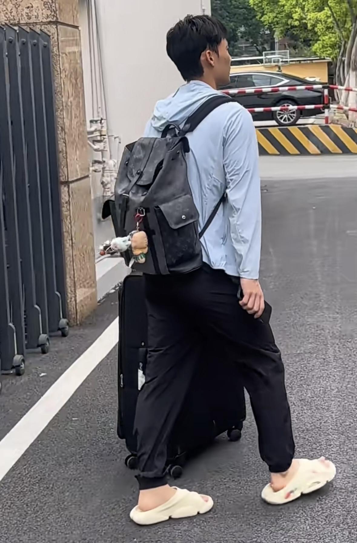 广东宏远全队出征汕头，季前赛即将开打，萨姆纳是否随队成悬念
今早广东宏远男篮全队