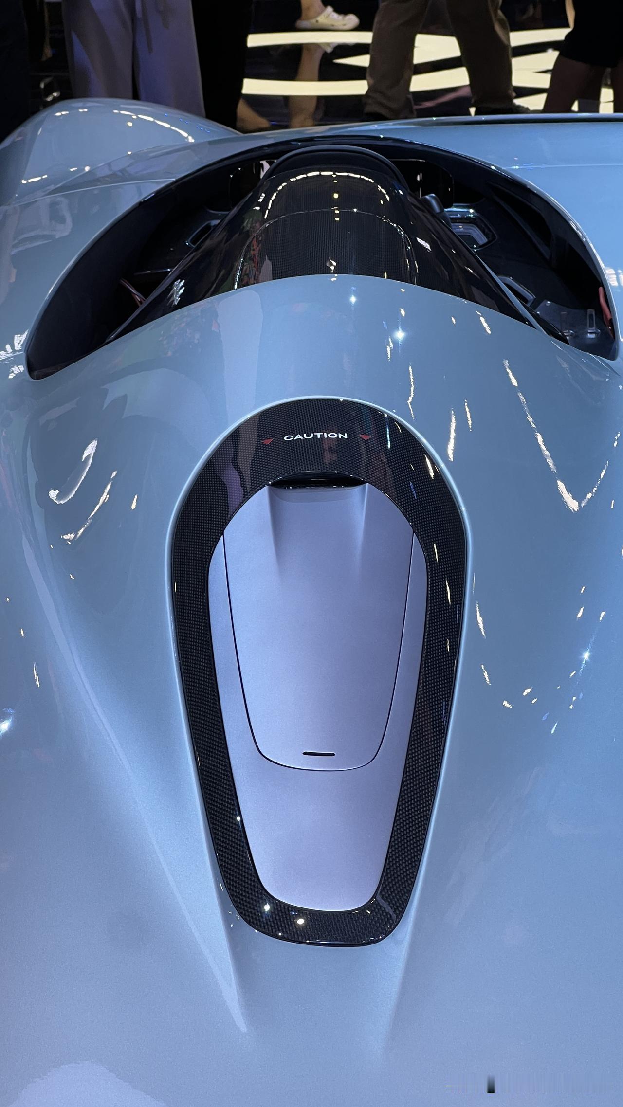 方程豹豹9车展亮相！新车由比亚迪首席设计师艾格设计打造，是一款采用开放式车顶的S