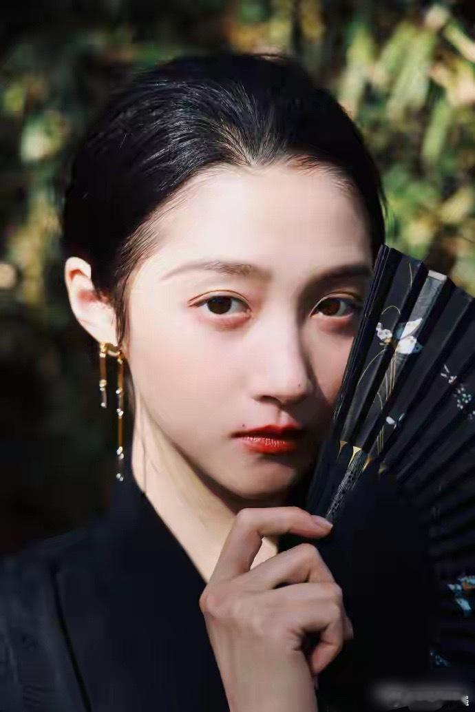 关晓彤父亲关联公司被限高成都天然呆餐饮又新增限高令（欠IFS房租24万），累计债