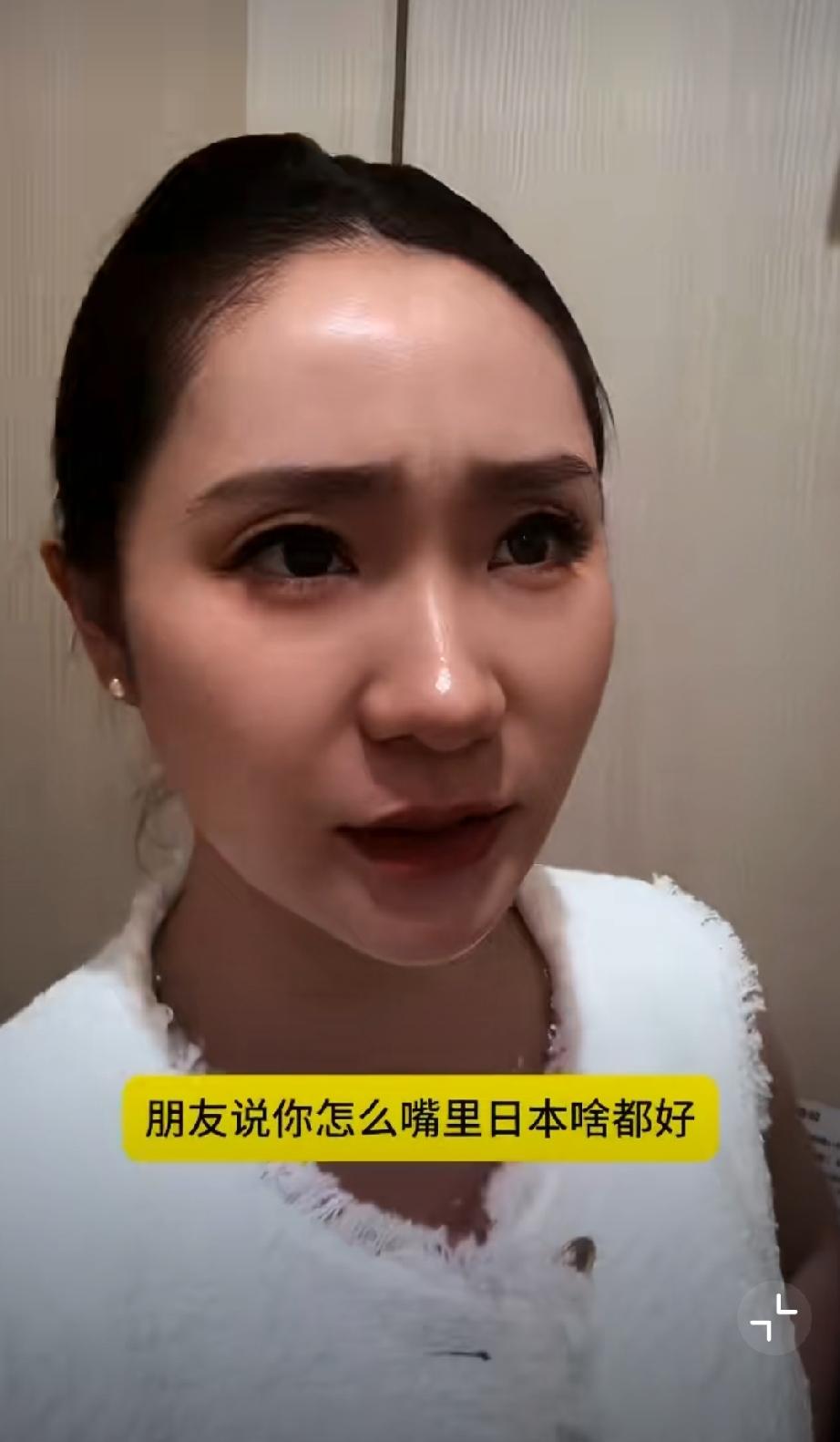 这个在日本的润人太能舔了，她跑到厕所展示吹嘘：日本的厕所还真的是香的，马桶是自动