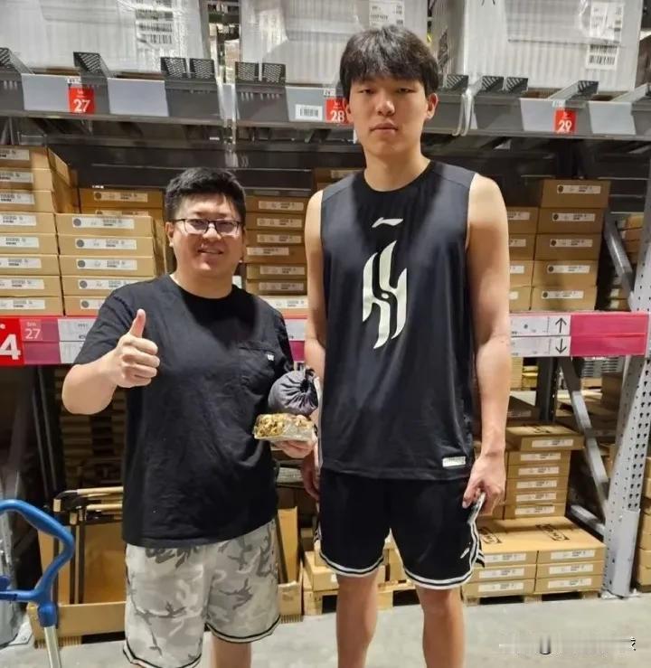 训练有效！正在美国跟随开拓者队备战新赛季的杨瀚森近日出现在波特兰当地一家商场内，