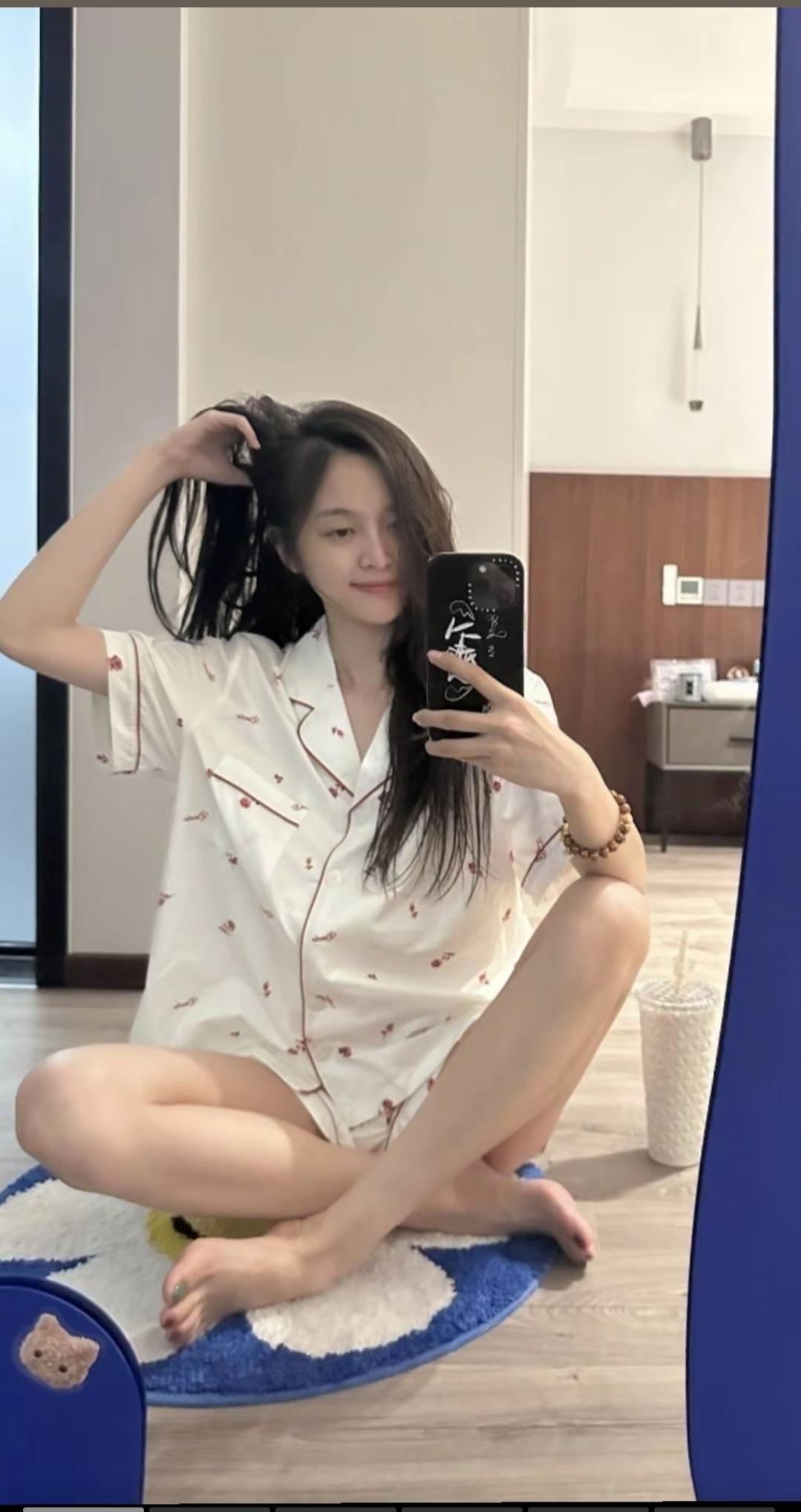 吴宣仪妆前妆后对比，妆前像高中生，妆后像30多岁的熟女。不变的是细长白的美腿