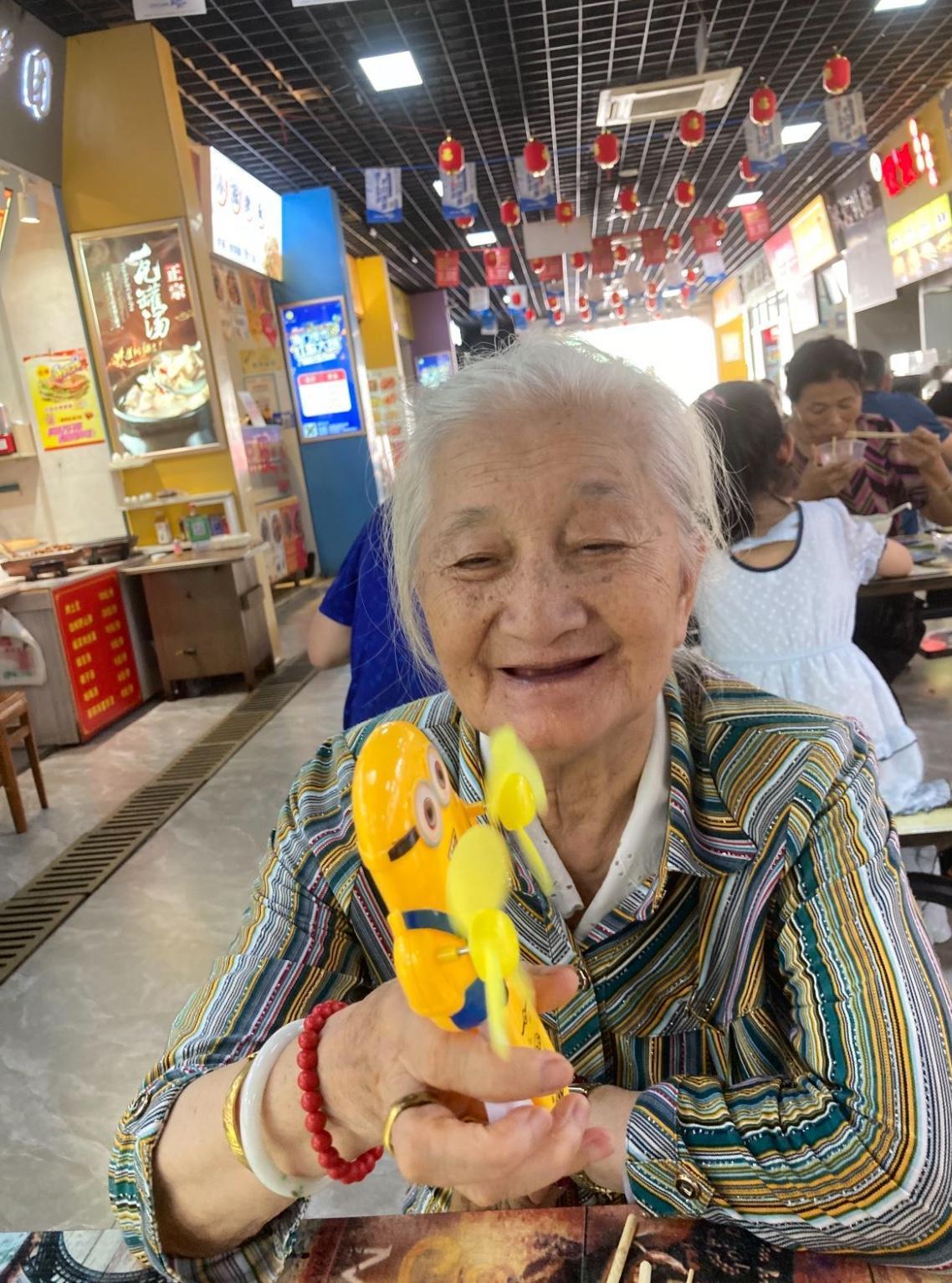一个护工说：“说实话，在养老院干了这么久，我早就明白了——正义这东西，就是个笑话