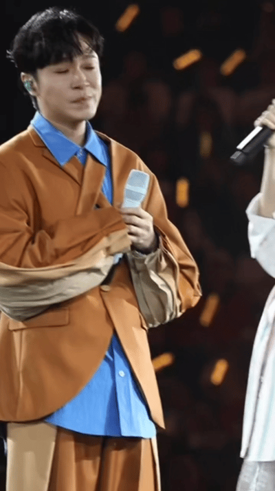 李宇春吴青峰都哭了 李宇春演唱会上，吴青峰带新歌《春雨里》来，歌词藏着两人名字的