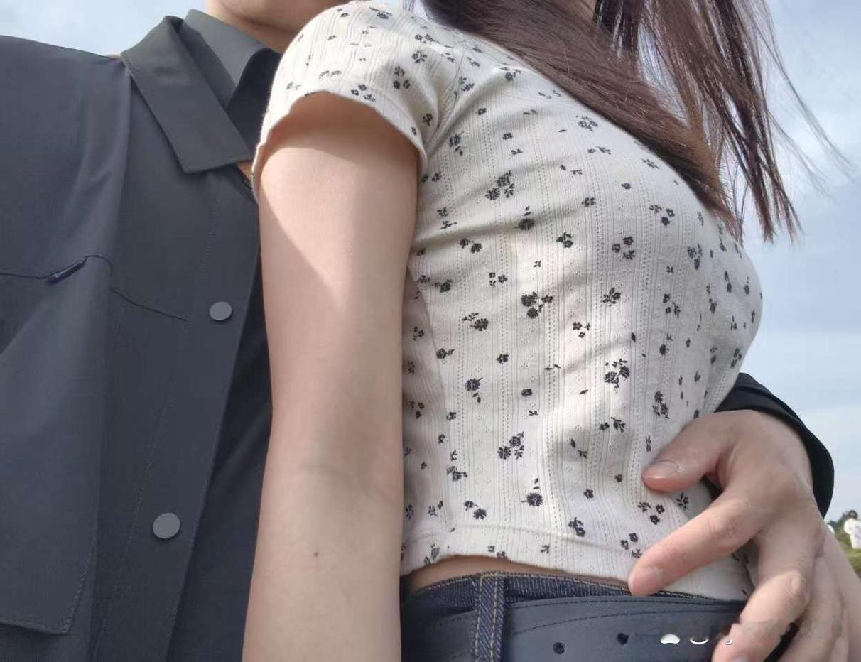 社会潜规则：
1.男女之间有肢体接触，关系很容易变得不一样。
2.刚认识不久就出