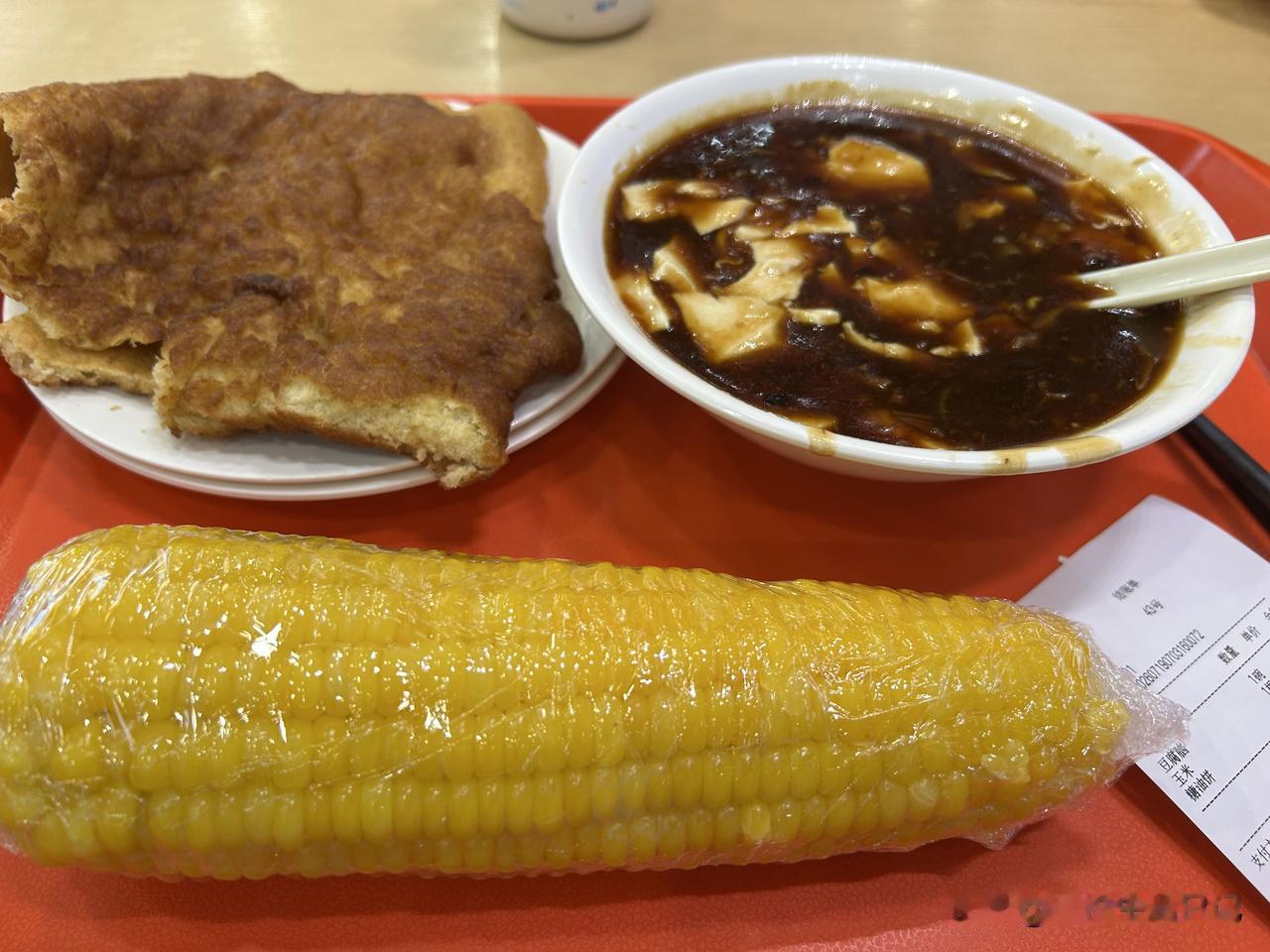 早上起猛了出门吃了个早点[捂脸]一个糖油饼一碗豆腐脑花了七块钱，玉米是我带回来中