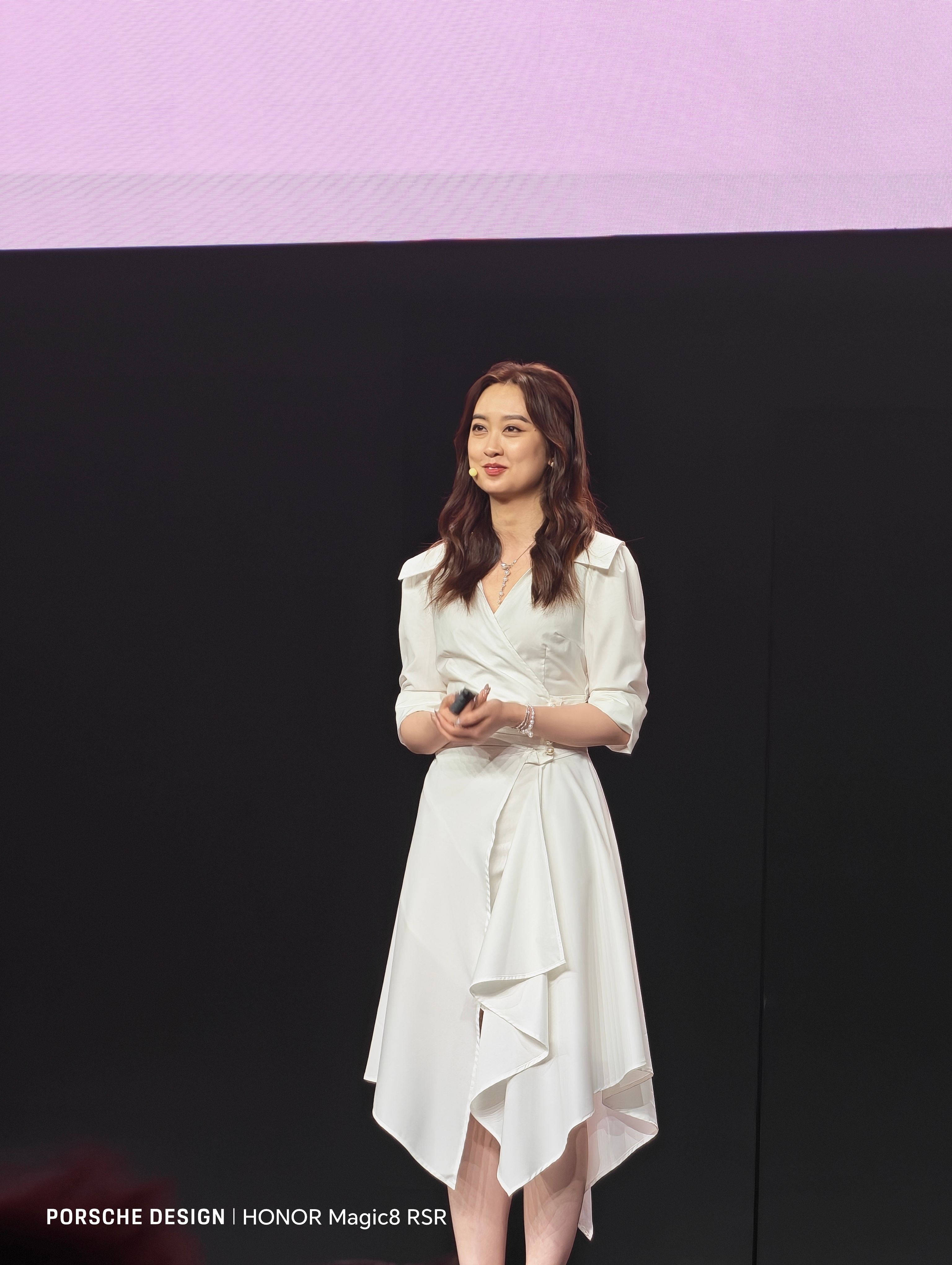 荣耀的新产品经理，王君颖还好是 Magic8 RSR，不然拍不到… 