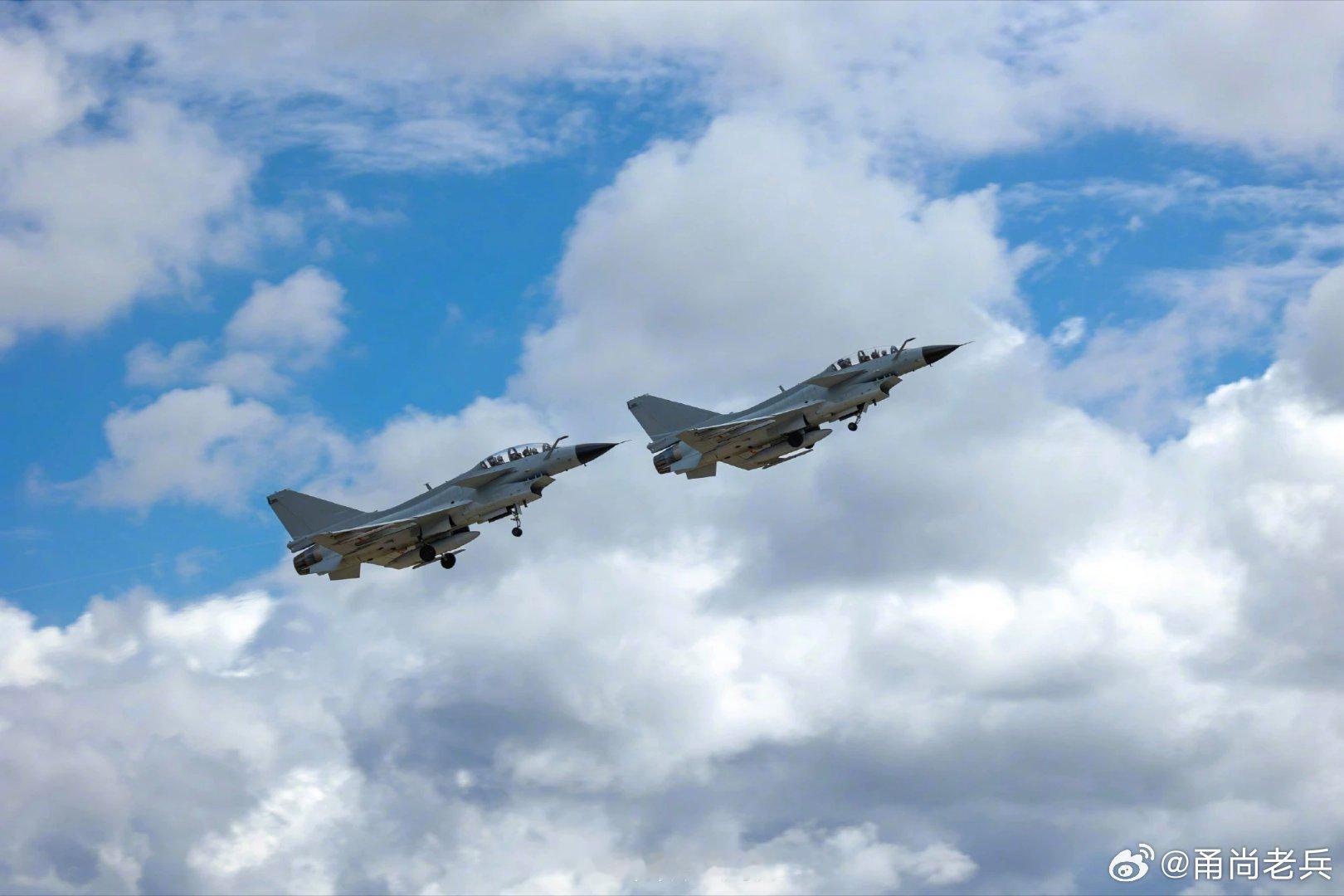 【 】军事早知道1、近日，西藏军区某旅开展飞行训练。2、前不久，海军航空大学某基