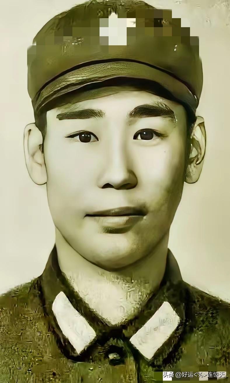 1979年2月，姜利民趁黑夜摸上越军阵地，越军没有发现他。谁知，他突然打开手电筒