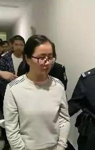 “你看着她人畜无害的，却害得多少人家破人亡啊！”
2019年，安徽一所高校的教室